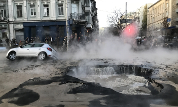 У центрі Києва під землю цілком пішло перехрестя з автомобілем. Чому це сталося та як це виправити — пояснює економіст Гліб Буряк