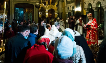 В пасхальную ночь в церквях Киева люди в масках (на подбородках) причащались из одной ложки, целовали Библию и устраивали крестные ходы. Пасхально-карантинный репортаж