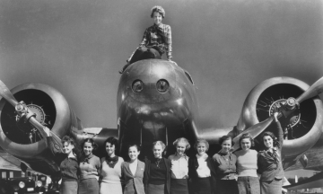92 роки тому Амелія Ерхарт стала першою жінкою, що здійснила одиночний політ через Атлантичний океан. І це не єдине її досягнення. Розповідаємо історію авіаторки — в архівних фото 