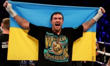 Boxer Oleksandr Usyk tops The Ringʼs top 10 boxers list