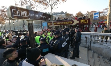Зіткнення в Парижі: поліція затримала 35 осіб, восьмеро отримали поранення