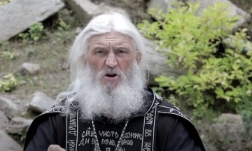 Духівник Поклонської захопив монастир в Росії і готується до «штурму». Його охороняють козаки й «ветерани Донбасу»