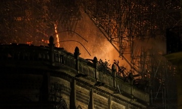 NYT воспроизвела хронологию пожара в соборе Парижской Богоматери.  Виноваты все и никто — пересказываем материал