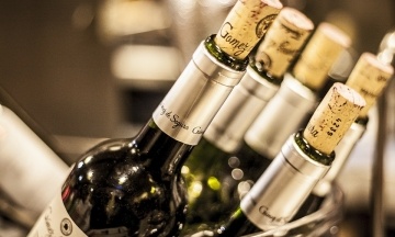В Іспанії пара вкрала 45 пляшок вина з мішленівського ресторану. Їх відправили до вʼязниці