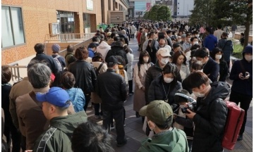 Тысячи японцев нарушили запрет на массовые собрания, чтобы посмотреть на Олимпийский огонь