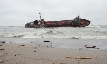 В Одесі зазнав аварії танкер «Делфі», його прибило до берега й перекинуло. Ось як рятували екіпаж — у 15 фото