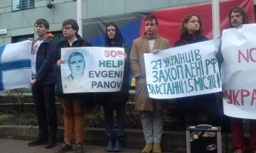 Семьи украинских политзаключенных пикетировали посольство Германии с требованием не отменять санкции против России