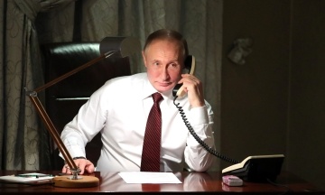 Кремль показав, як Путін онлайн голосував на виборах. Він двічі тицьнув по клавіатурі й одразу «голос враховано»