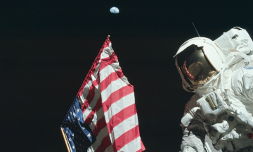 55 років першій висадці на Місяць. Автографи замість страхування, рятівна ручка та загроза космічних вірусів — згадуємо цікаві факти про місію «Аполлон-11»