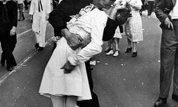 Умер моряк, запечатленный на одном из культовых фото ХХ века «Поцелуй на Таймс-сквер»