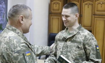 Освобожденным из плена украинским военным восстановили личные документы ВСУ