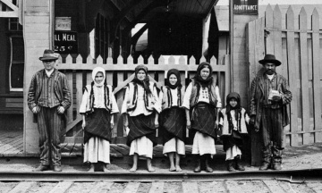 134 роки тому до Канади приїхали перші переселенці з України. Тепер українці в канадській політиці, хокеї та кіно