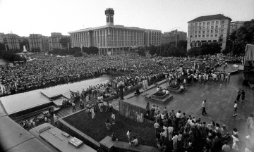 33 роки тому Україна відзначала перший День Незалежності. Ми публікуємо унікальні фото святкувань у Києві та згадуємо, чому цю дату перенесли (архівний матеріал)