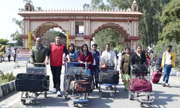 Тысячи туристов застряли в аэропортах Азии из-за решения Пакистана закрыть свое воздушное пространство