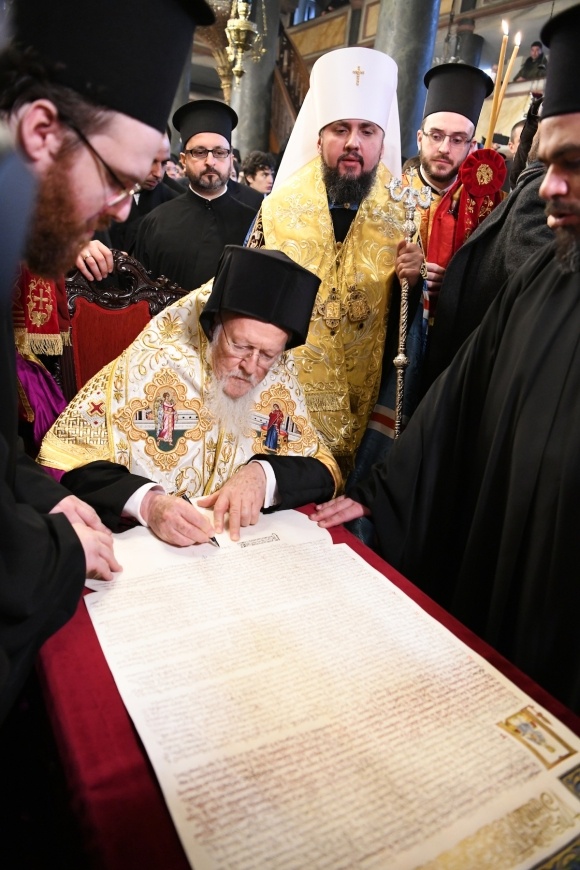 5 января в Стамбуле Вселенский патриарх Варфоломей подписал Томос об автокефалии Православной церкви Украины. Это был последний шаг для создания поместной церкви в Украине.