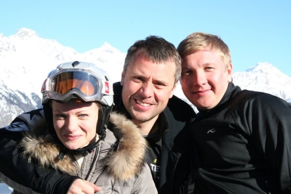 <p>Юрій Вітренко з дружиною і Андрієм Коболєвим на відпочинку</p>