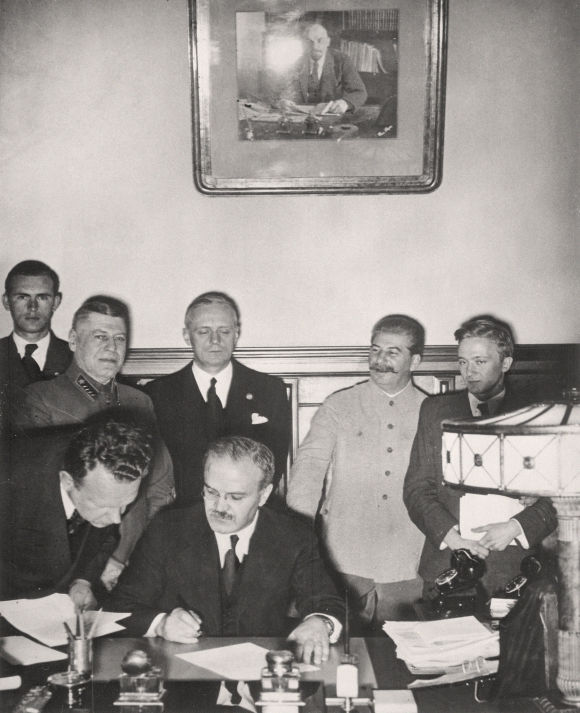 Министр иностранных дел СССР Вячеслав Молотов подписывает советско-германский пакт о ненападении, секретные дополнительные протоколы этого договора корректировали «сферы интересов» Германии и СССР в Европе, 23 августа 1939 года.