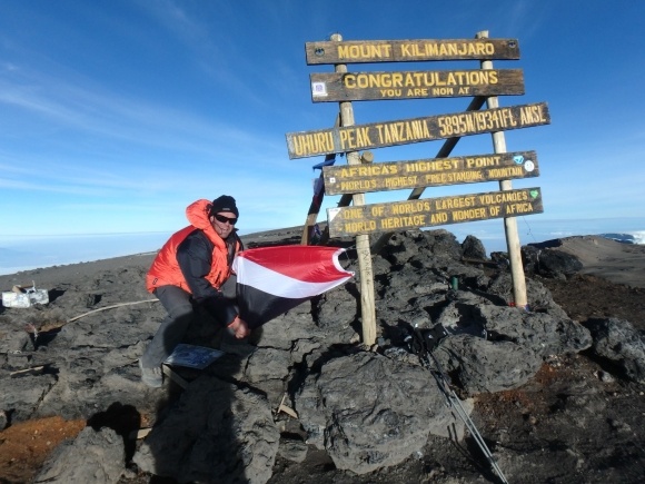 <p>Граждане Силенда установили флаг Княжества на Эвересте и на вершине Килиманджаро — самой высокой горы в Африке.</p>