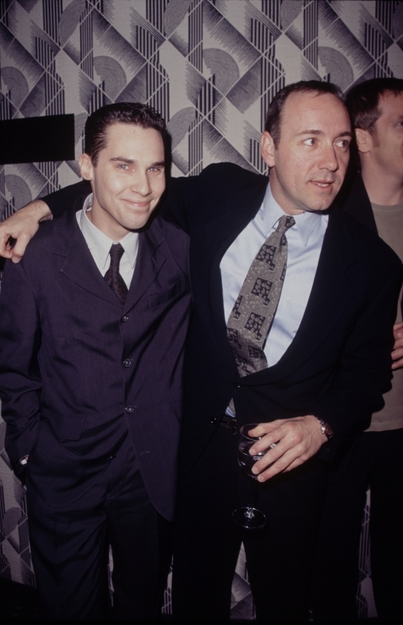 Браян Сінгер (ліворуч) і Кевін Спейсі (праворуч) у 1995 році.