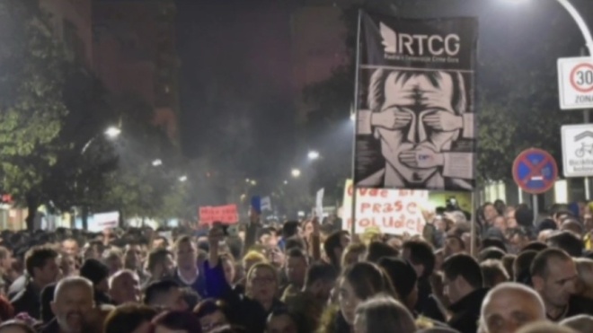 «Мы хотим справедливости». В Черногории тысячи людей требуют отставки власти