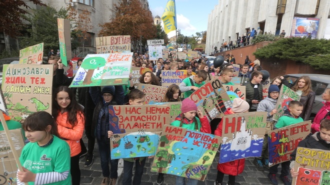 В Киеве начался Международный марш за климат #GlobalClimateStrike. Участники двинулись колоннами к Офису президента