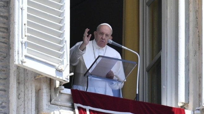 Впервые за три месяца Папа Римский прочел воскресную молитву из окна Апостольского дворца