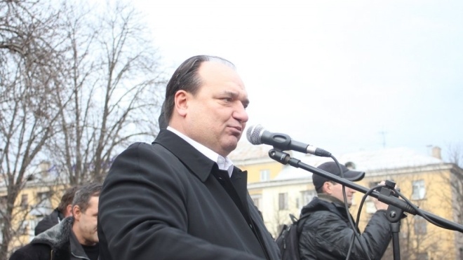 Луганский кандидат в Раду подкупает избирателей очками. В 2014 году Струк проводил «референдум» за «ЛНР»