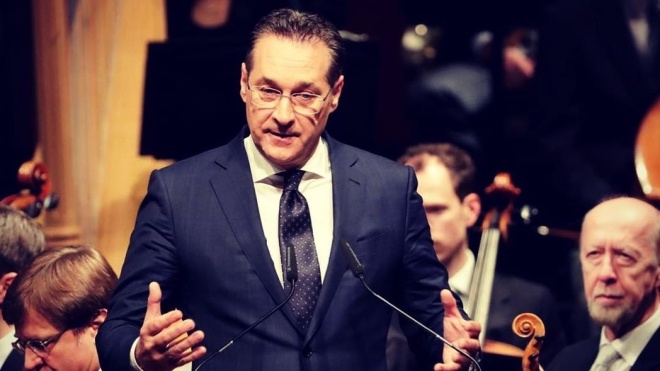 В Австрии за взяточничество осудили бывшего вице-канцлера. Он получил 15 месяцев условно