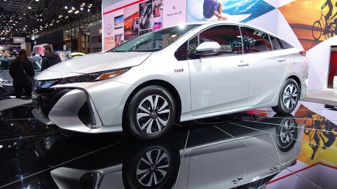 Toyota отзывает миллион гибридных автомобилей Prius. Они могут загораться