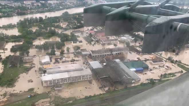 «Ситуация критическая». На Прикарпатье наводнение подтопило более 200 населенных пунктов, Днестр разлился до уровня стихии 2008 года