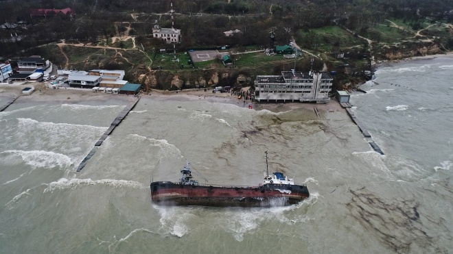 Власти Одессы закрыли пляж около затонувшего танкера Delfi