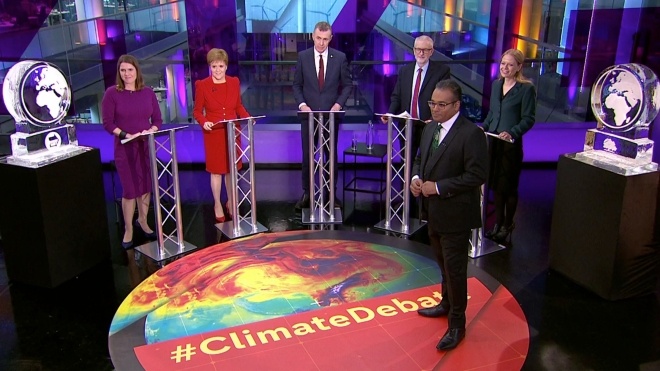 Борис Джонсон не прийшов на теледебати про зміни клімату. Журналісти замінили його крижаною скульптурою