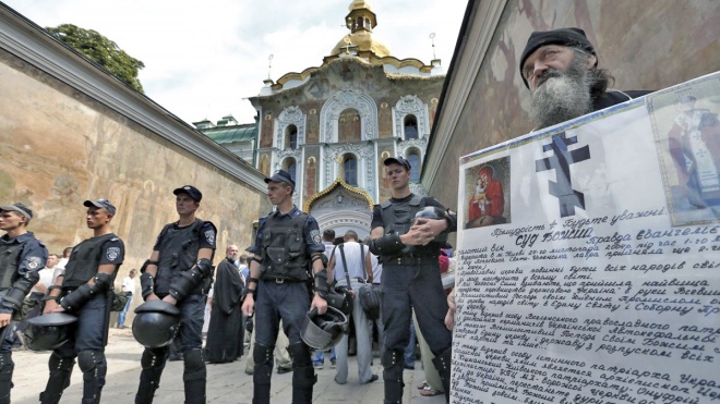 «Они явно не молиться туда пришли». Полиция задержала 122 человека в Киево-Печерской лавре