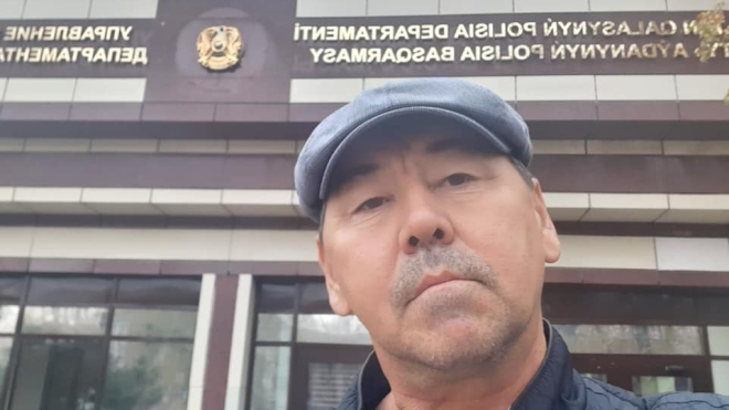 У Казахстані художник прийшов під посольство України з плакатом із зображенням осла. Він хотів вибачитися за слова президента Токаєва про Крим