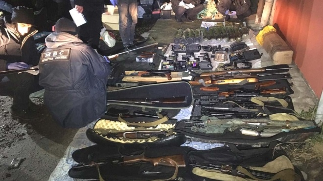 В Ровно полиция нашла у мужчины более 10 тысяч единиц оружия. Его подозревают в покушении на судью и поджоге автомобиля