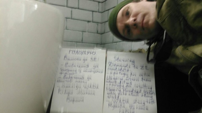 Защитник Донецкого аэропорта и член волонтерской группы советника Порошенко объявил голодовку из-за Зеленского. Требует извинений