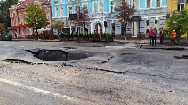 «Киевавтодор» утверждает, что потоп смыл асфальт на улице Антоновича из-за «Киевтеплоэнерго»