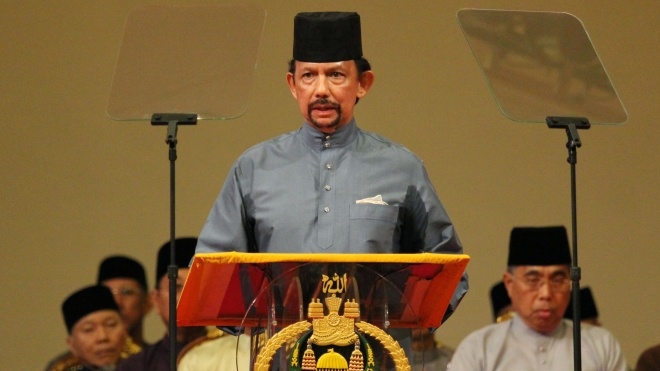 У Брунеї за одностатеві стосунки забиватимуть камінням, а за крадіжки — відрубатимуть руки. Султан підписав указ про покарання за порушення шаріату
