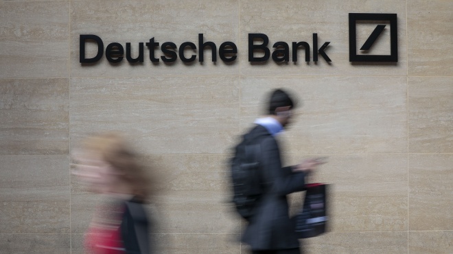 Deutsche Bank сокращает 18 тыс сотрудников по всему миру. Менеджеры плачут и фотографируются на память на фоне логотипа