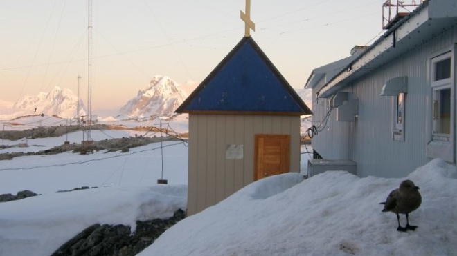 Украинские полярники в Антарктиде расчистили снежные двухметровые заносы на пути к часовне, чтобы отметить Рождество
