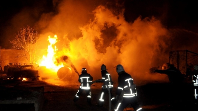Прокуратура назвала причины ночных взрывов и пожара в Кропивницком, который тушили всю ночь