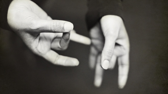У США розробили рукавичку, яка перекладає з жестової мови в режимі реального часу