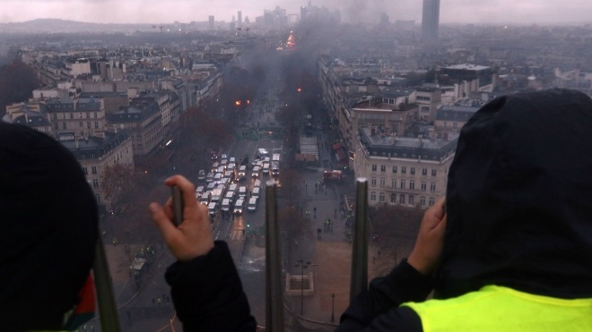 Протесты «желтых жилетов»: премьер Франции объявит мораторий на повышение налогов на топливо