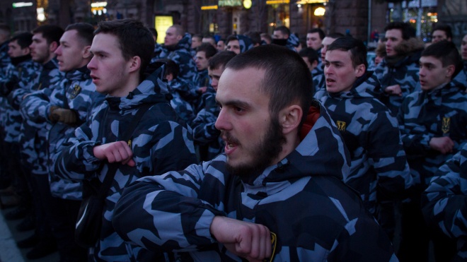 Тысячи людей из «Нацкорпуса» и «Национальных дружин» прошлись по центру Киева маршем. На этот раз без фаеров и кричалок. Фоторепортаж