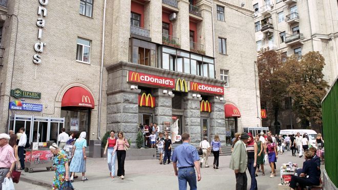 В украинских McDonaldʼs ввели обслуживание столиков. На очереди — составление своего бургера