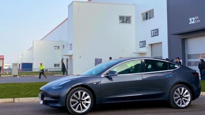 Tesla поставила 15 первых электрокаров, собранных в Китае. Машины купили сотрудники фабрики