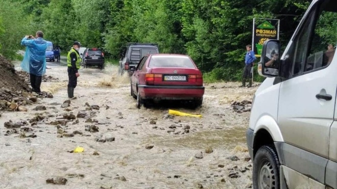На Прикарпатье уровень воды может подняться до 6,5 метра. Полиция ограничила движение транспорта на нескольких дорогах