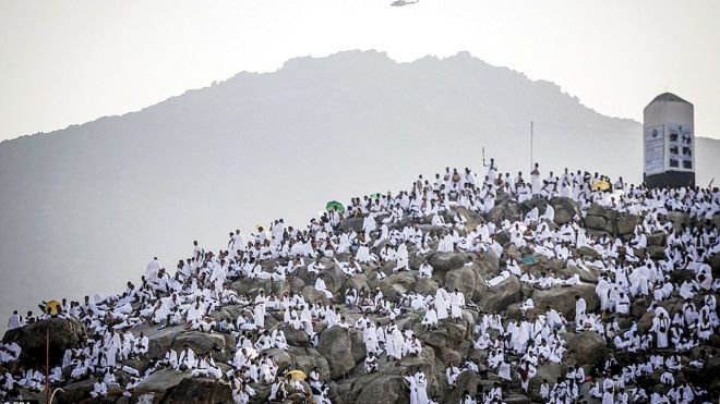Более двух миллионов мусульман поднялись на гору Арафат для молитвы. Фотография