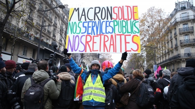Париж скован рекордными пробками. Профсоюзы бастуют против пенсионной реформы Макрона