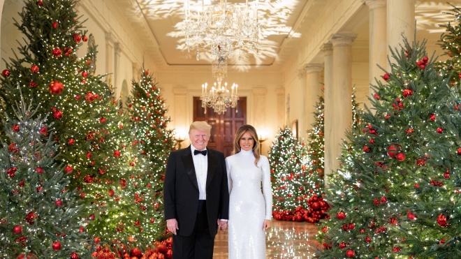 «Все ще віриш в Санта Клауса? Це маргінально». Трамп привітав дітей з Різдвом